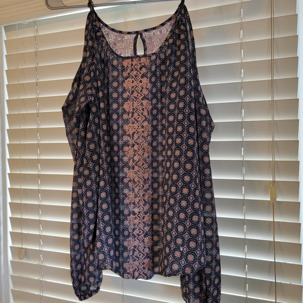 Pattern/lace/embroidered cold shoulder top